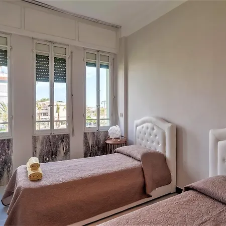 Vakantiehuis - Poetic Seafront Penthouse Versilia - *